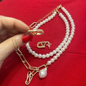 Set/bundle: Very beautiful V logo earrings and faux pearls necklace in gold.